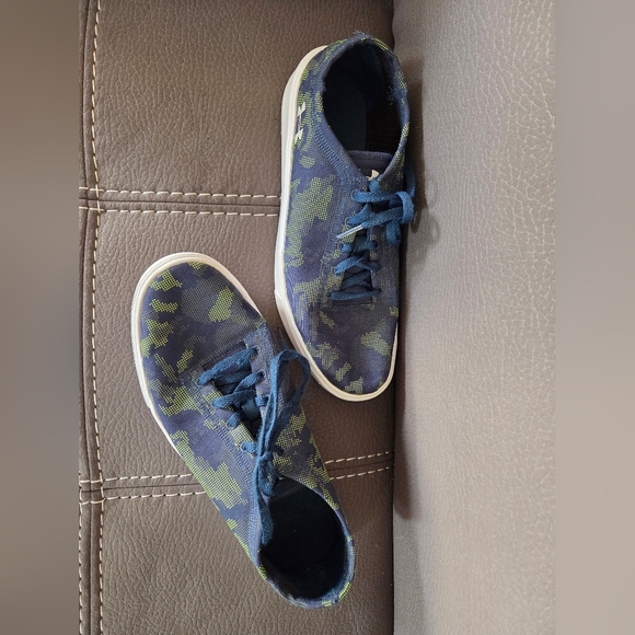 ⭐️Under Armor Kickit Low Running Shoes Size 6 Youth - Picture 3 of 5